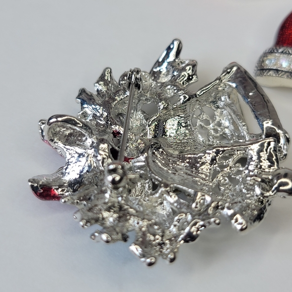 Christmas Brooch Lot Includes Tree, Wreath, Teddy Bear Santa Hat and Bells - Picture 13 of 14